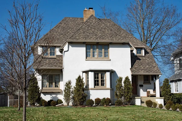 Casa bianca in stucco con tetto a fianchi — Foto Stock