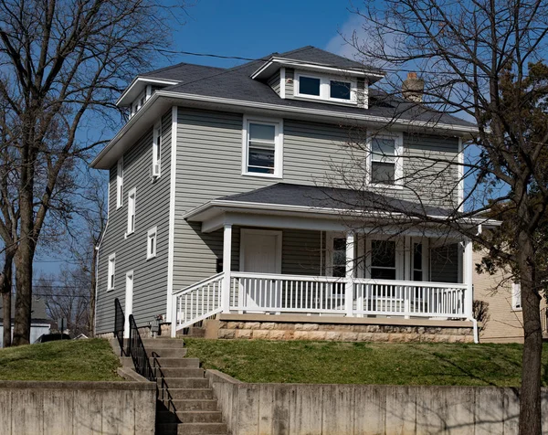 Gray American Foursquare House on Hill — Stock Photo, Image