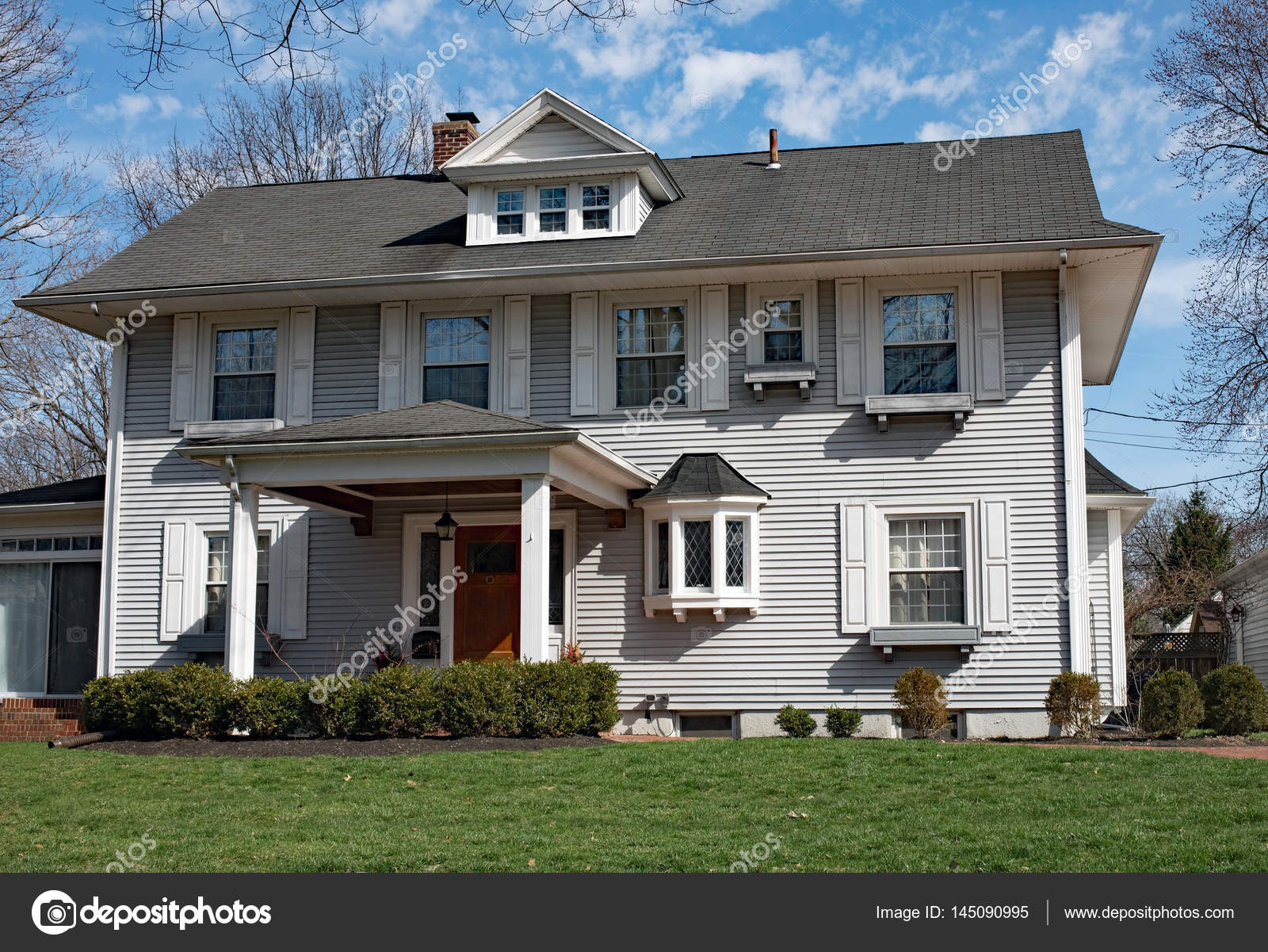 Graues Haus Mit Roten Fensterladen - minimalistisches Interieur