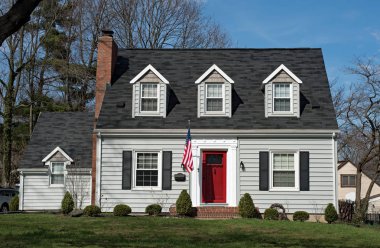 Cape Cod House üç Dormers ve kırmızı kapı ile
