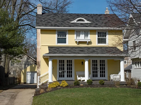 Желтый дом с колонным крыльцом — стоковое фото