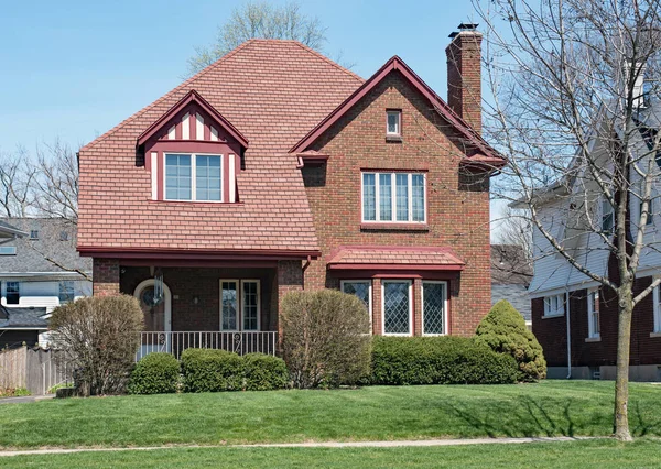 Brick House with Red Shingle Roof — Stock Photo, Image