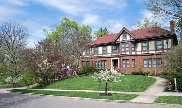 Bellamente ajardinada casa Tudor Inglés en primavera —  Fotos de Stock