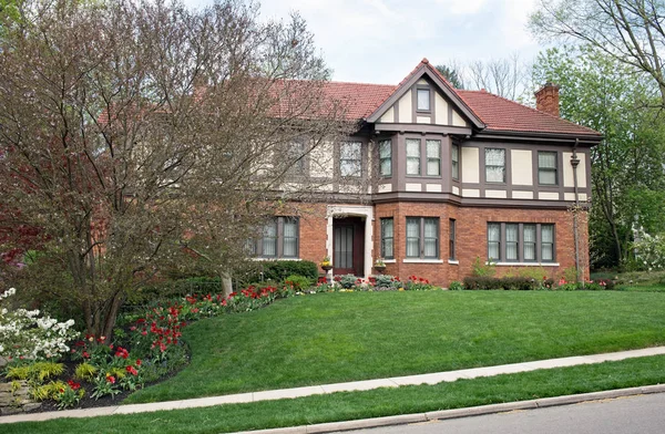 Accueil Tudor anglais avec des fleurs de printemps — Photo