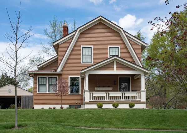 Braunes Haus mit Gambreldach im Frühling — Stockfoto