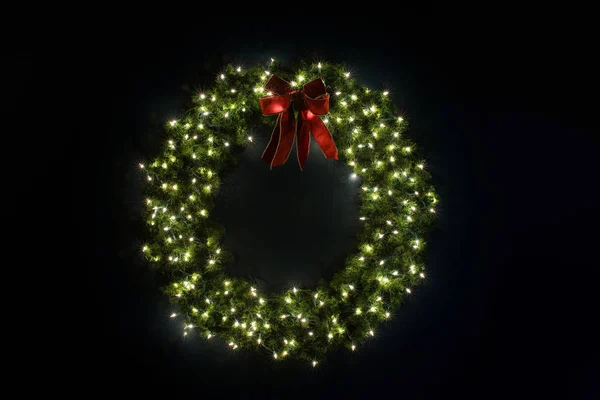 Lit Christmas Wreath on Navy Blue Wall — Stock Photo, Image