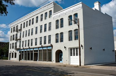 Yenilenmiş eski gri depo