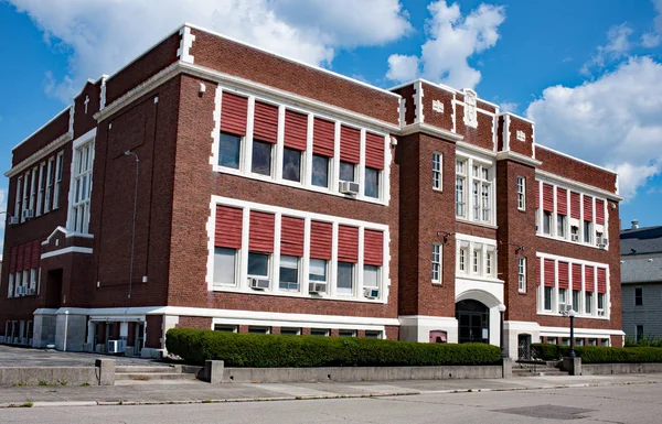 Alte renovierte katholische Schule — Stockfoto