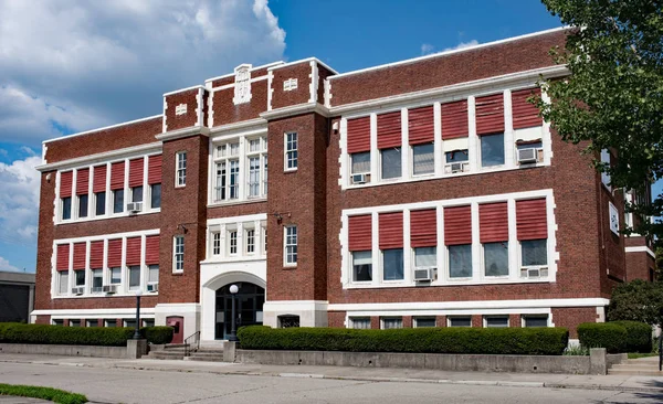 Edifício da velha escola católica — Fotografia de Stock