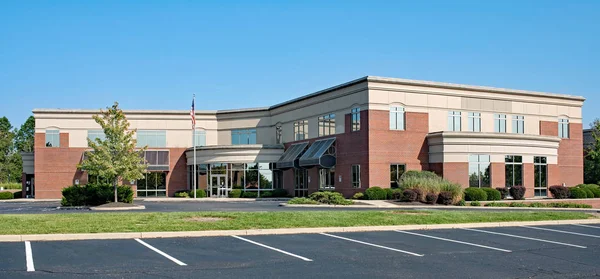 Kırmızı tuğla bina içbükey girişi ile