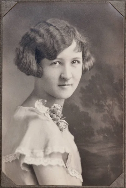 Νεαρή Γυναίκα Κορσάζ — Φωτογραφία Αρχείου