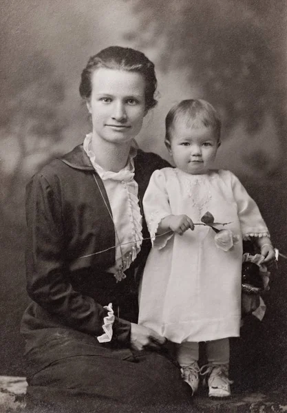 母と子のアンティーク写真 — ストック写真