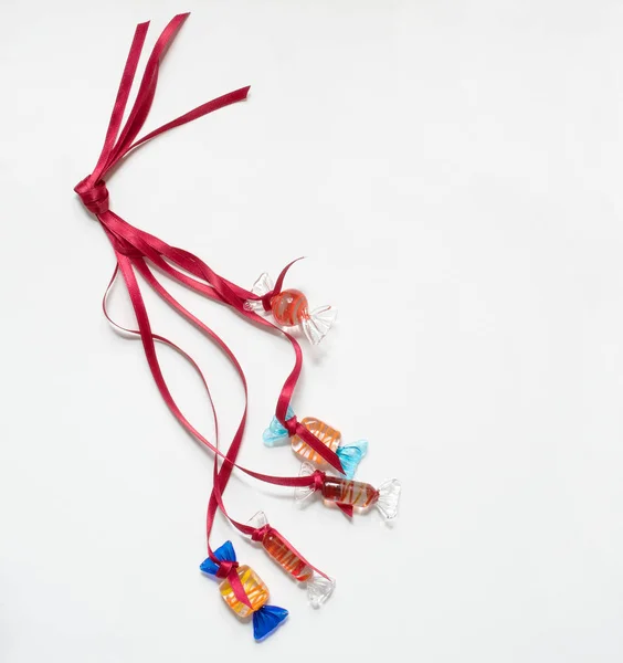 红缎丝带串的玻璃糖果 — 图库照片