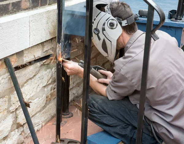 Worker Welding Post Stoop — Stock Photo, Image