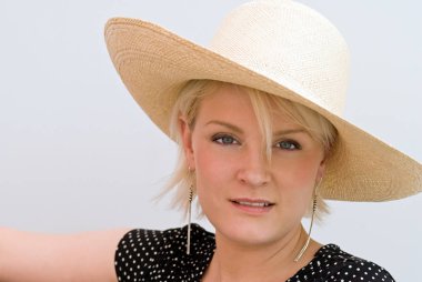 Kadın ince gülümseme ile 