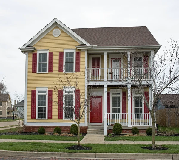 Yellow House Red Shutters — Stock Photo, Image