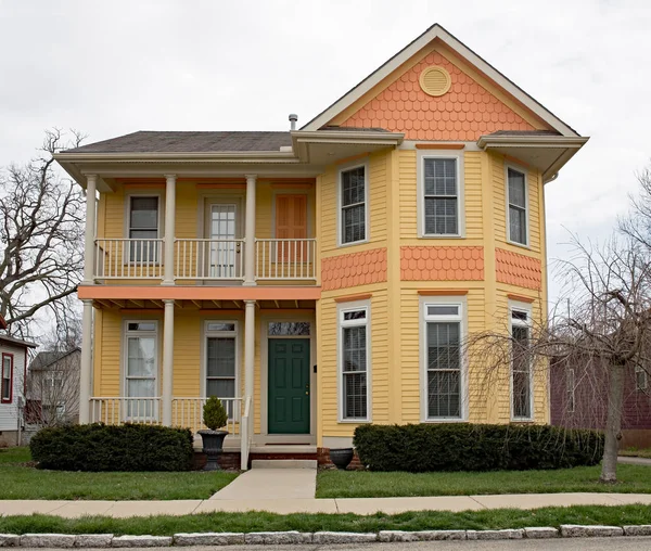 Nowy Stary Modny Pomarańczowy Żółty Dom — Zdjęcie stockowe