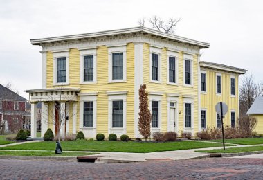 Eski sarı İtalyan kare ev