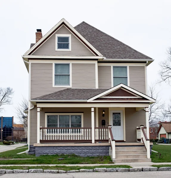 Twee Verhaal Huis Met Spindel Veranda Reling — Stockfoto