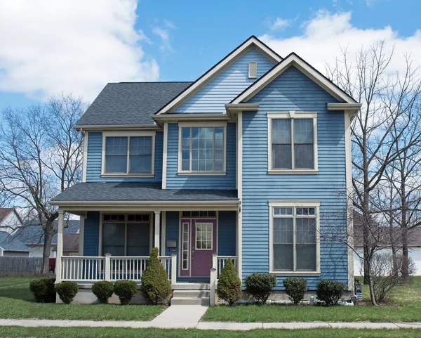 Blauwe Twee Verhaal Huis Met Paarse Deur — Stockfoto