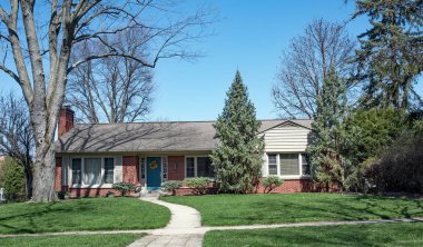 Tuğla Ranch ev eğri yürüyüş ile ağaçlarda yuvalanmış