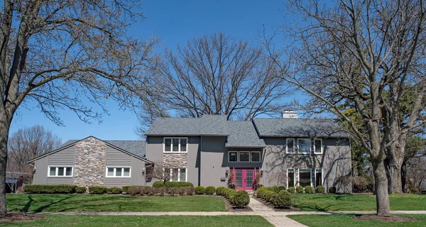 Ranch Style Saltbox Maison Gris Violet — Photo