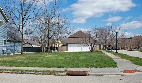 Vacant Urban Neighborhood Corner Lot — Stock Photo, Image