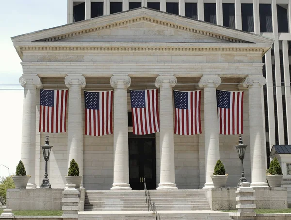 Histórico Old Court House Com Bandeiras Penduradas — Fotografia de Stock