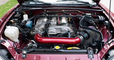 Açık Hava Girişi ve Diy Isı Kalkanı olan Otomobil Motor Koyu