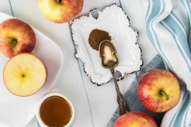 Elma elmalı turta. Malzemeler.