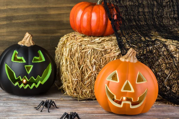 Cadılar Bayramı dekorasyon kabak mum ışığı, örümcekler, saman balya.