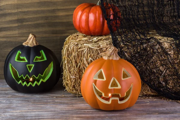 Cadılar Bayramı dekorasyonu ile kabak mumlar, saman balya.