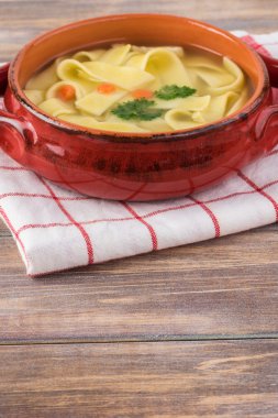 Taze ev yapımı tavuk çorbası noodles ile.