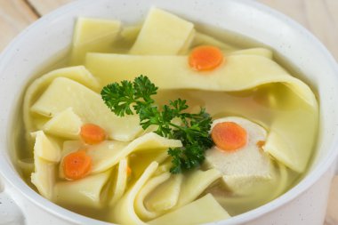 Taze ev yapımı tavuk çorbası noodles ile.