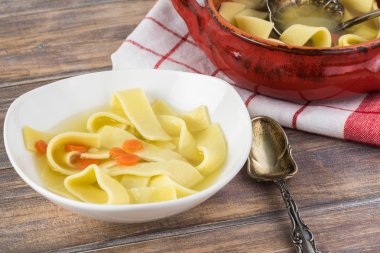 Taze ev yapımı tavuk çorbası noodles ile.