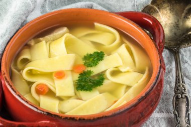 Taze ev yapımı tavuk çorbası noodles ile.