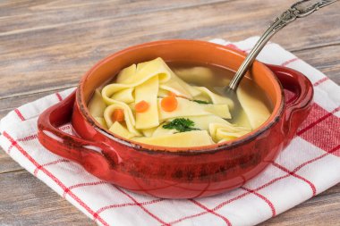 Taze ev yapımı tavuk çorbası noodles ile.