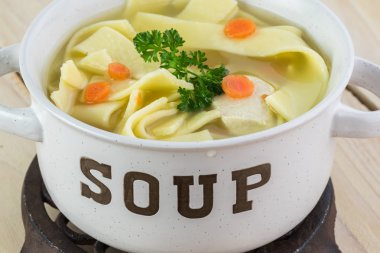 Taze ev yapımı tavuk çorbası noodles ile.