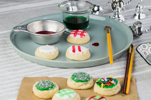 Galletas de azúcar de Navidad casa pintadas con color de alimentos . — Foto de Stock
