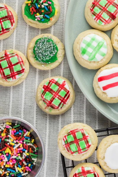 Galletas de azúcar de Navidad casa pintadas con color de alimentos . — Foto de Stock