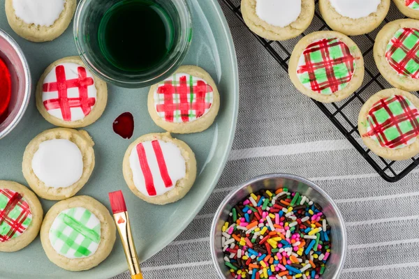 Різдвяне цукрове печиво вдома, пофарбоване в харчовий колір . — стокове фото