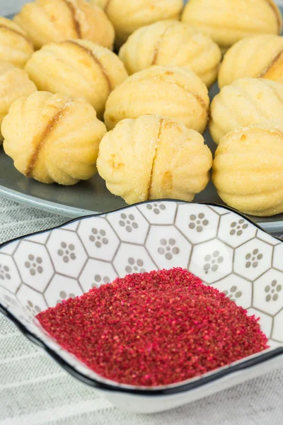 Galletas caseras en forma de nuez con relleno . —  Fotos de Stock