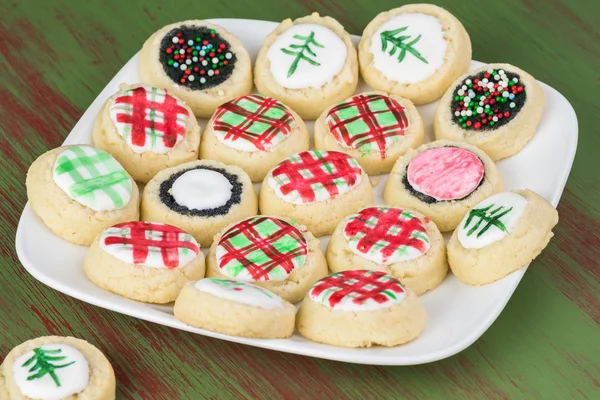 Weihnachten Zuckerkekse nach Hause mit Lebensmittelfarbe bemalt. — Stockfoto