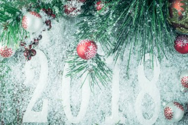 Yeni 2018 yıl arka plan numaraları, köknar, kar topları ile.