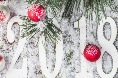 Yeni 2018 yıl arka plan numaraları, köknar, kar topları ile.