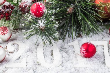 Yeni 2017 yıl arka plan numaraları, köknar, kar topları ile.