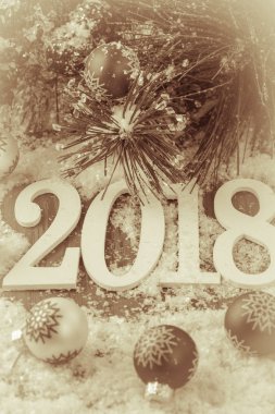 Yeni 2018 yıl arka plan numaraları, köknar, kar topları ile.