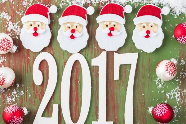 Sfondo Nuovo 2017 Anno con numeri, facce di Babbo Natale, palle — Foto Stock