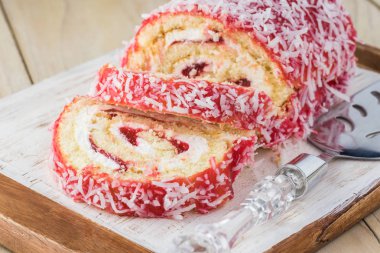 Çilekli pasta rulo.