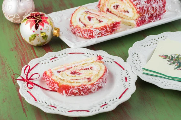 イチゴは、クリスマスのお祝いのケーキをカット. — ストック写真